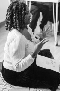 Künstlerin Tayla Myree erklärt der Ablauf von dem Workshop