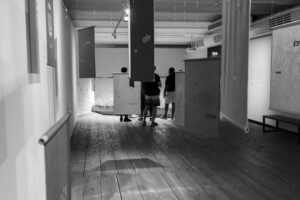 Ausstellungsraum mit Menschen